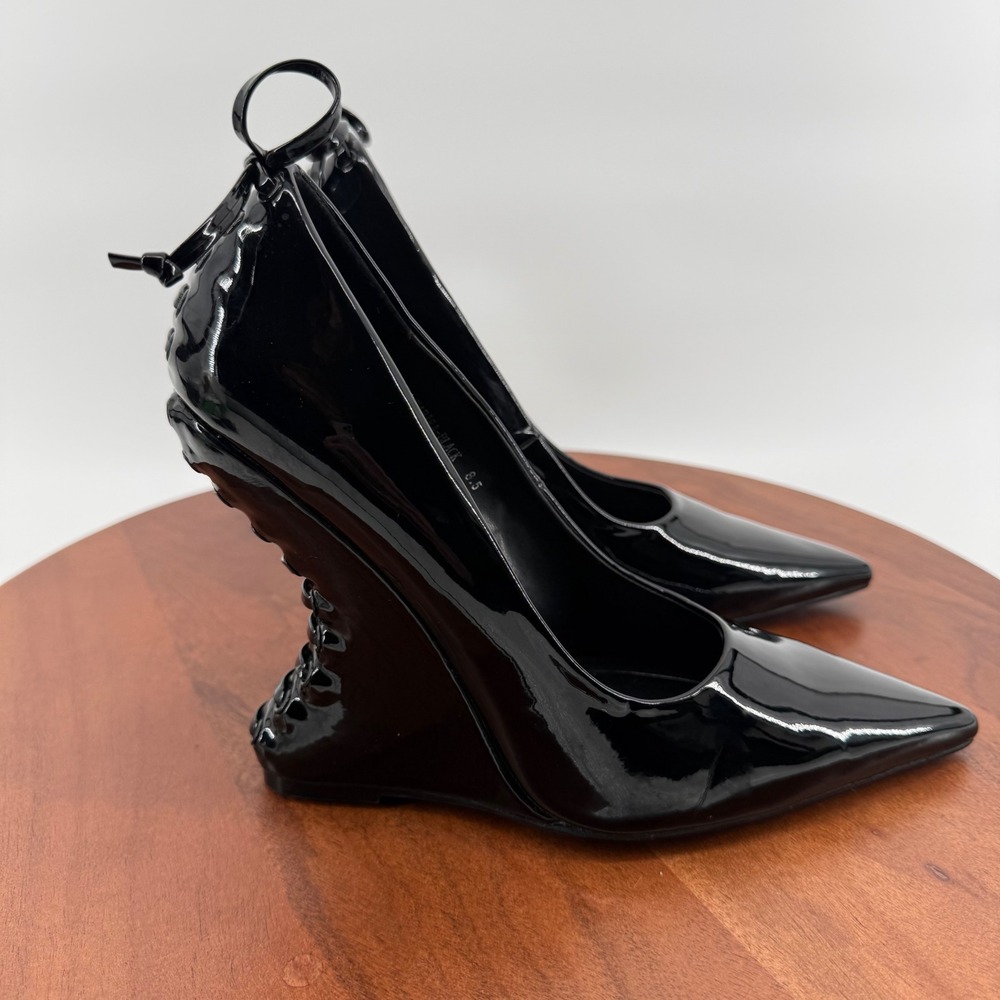 Azalea Wang Kabira Black Patent Lace Up Corset Sculptural Wedge Pumps Womens 8.5